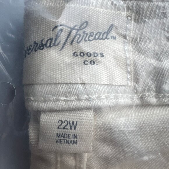 Universal Thread Women's Plus Size High-Rise Midi Jean Shorts Off-White 22W - Picture 4 of 7